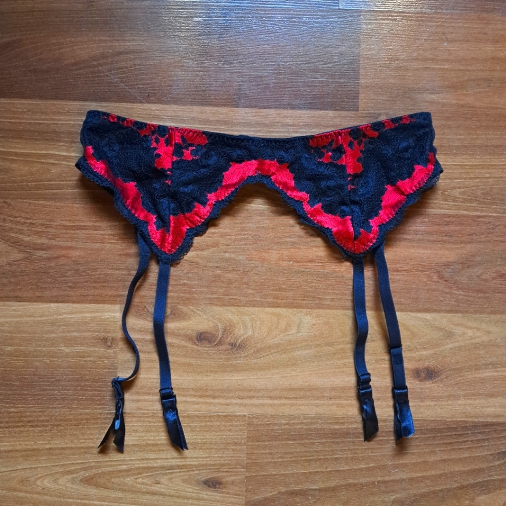 La Senza Lingerie Black red satin lace garter belt small